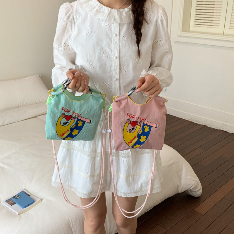 儿童斜挎小包包女童卡通刺绣时尚mini手机包2026新款轻便手拎背包
