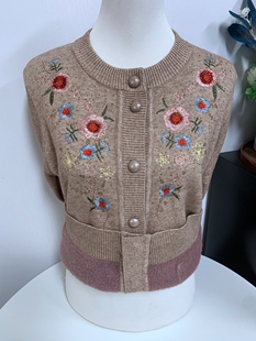 秋冬保暖加绒加厚奶奶装外套上衣宽松大码绣花中老年人开衫毛衣女