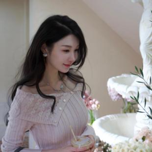 初雪天Wcouture秋冬新品 亮晶晶羊毛纱线 一字领露肩针织连衣短裙