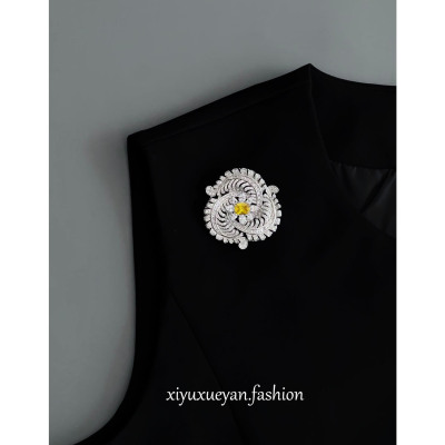 环环相扣日本M家同款羽毛胸针