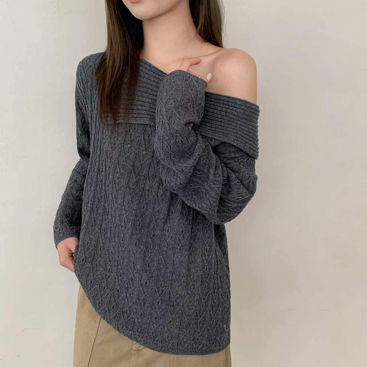 慵懒风披肩一字肩麻花镂空针织衫女秋季时尚显瘦百搭气质长袖上衣