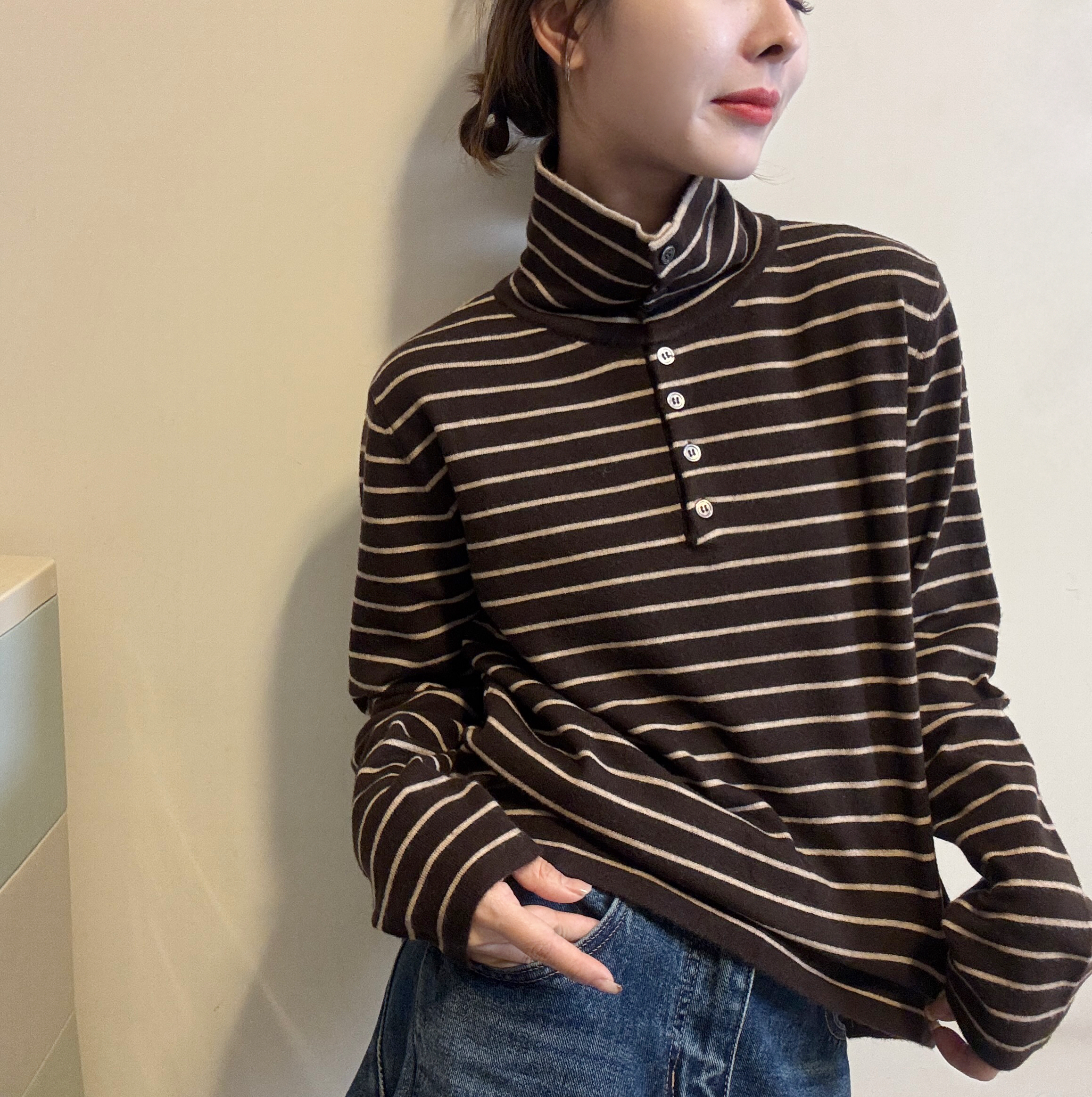 2025冬季堆堆领排扣细条纹针织衫