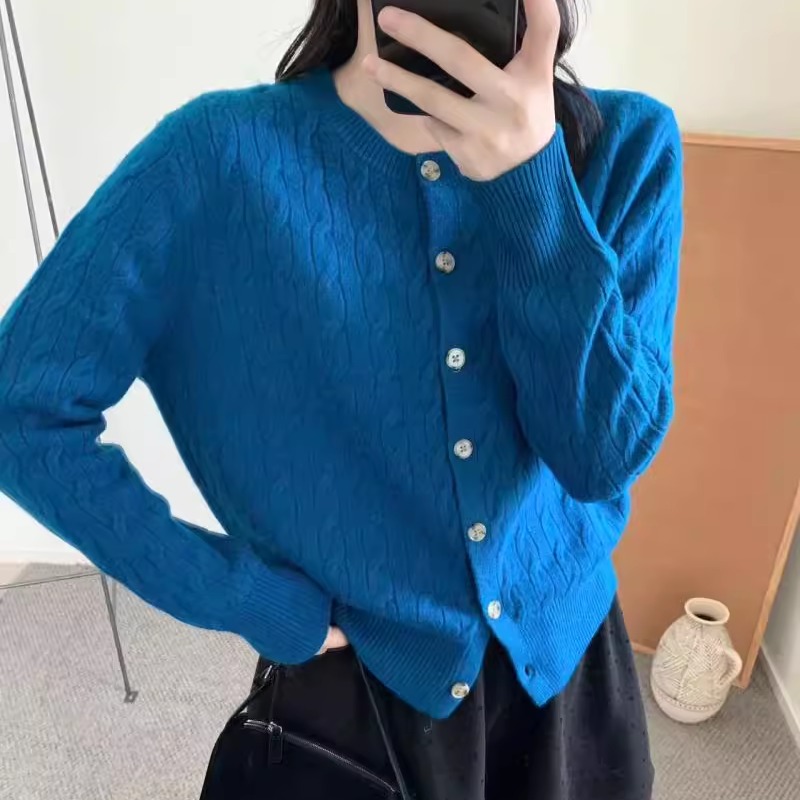 色圆领麻花单排扣针织开衫