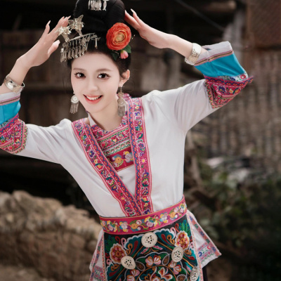 侗族苗族服装女白色套装旅拍绣花
