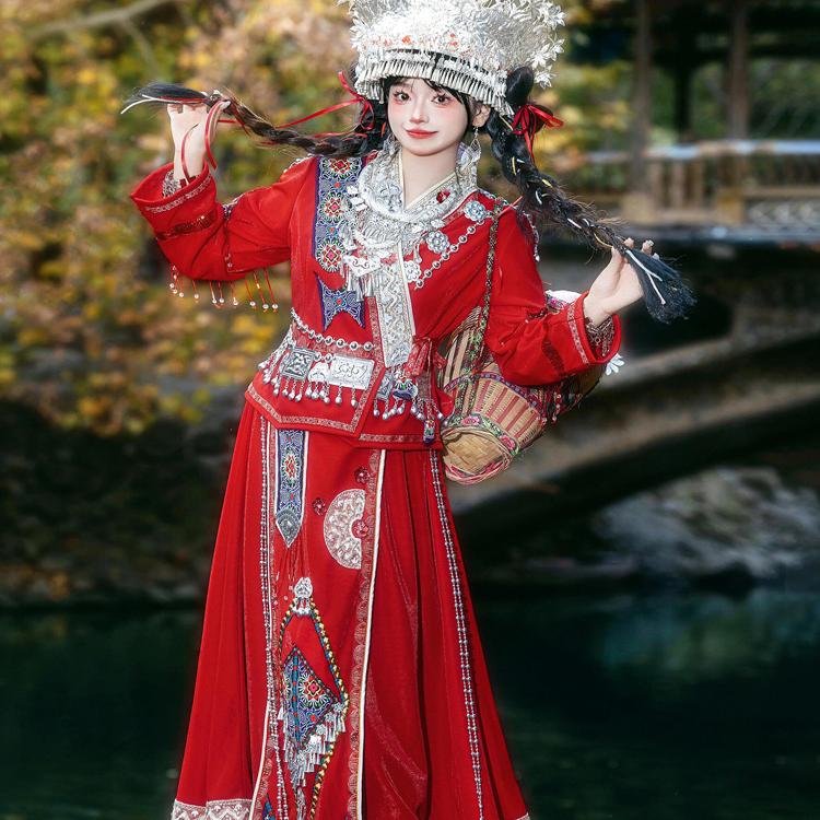 秋冬苗族服装女红色系民族风写真
