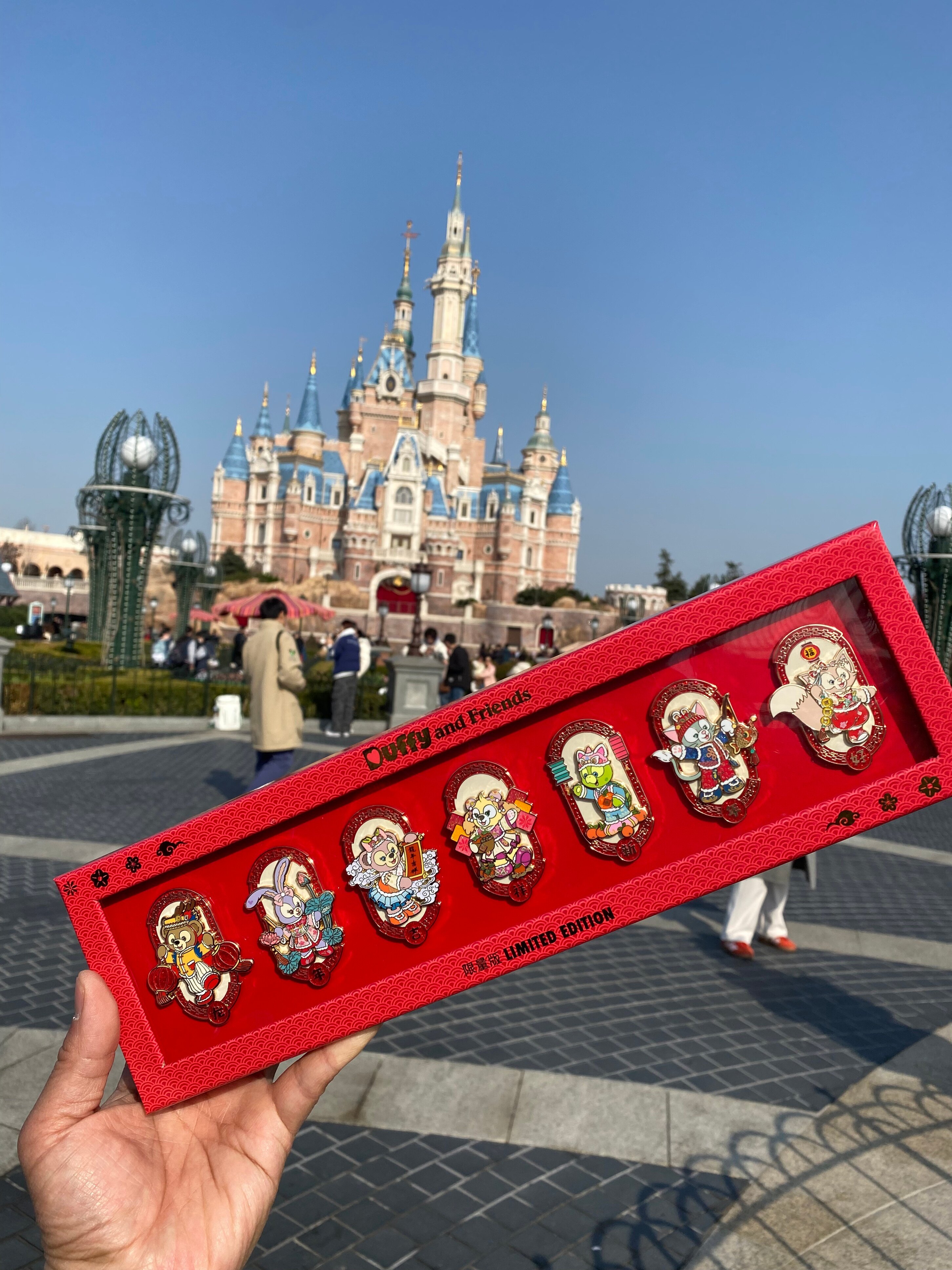 代购上海迪士尼徽章新年七宝限量玲娜贝儿卡通动漫胸针2024年推荐