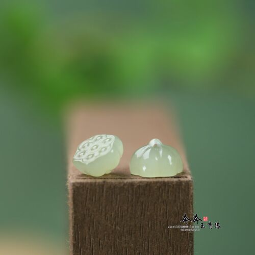 纯天然和田玉晴水色莲蓬小吊坠