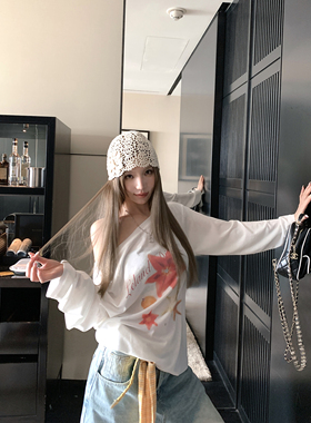 海洋幻彩 白色天丝印花斜肩露肩长袖T恤女早秋罩衫轻薄上衣慵懒风