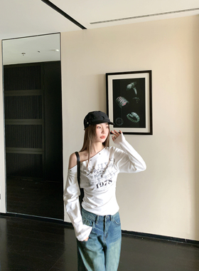 铆钉辣妹 白色长袖斜肩T恤女早秋2025百搭修身显瘦休闲印花上衣