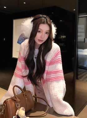 重工织物 新年纯手工粗棒针粉色慵懒外搭毛衣开衫2025冬洋气上衣