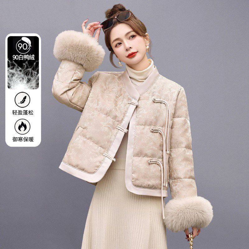 新中式国风盘扣羽绒服女冬季2026新款高端洋气短款提花白鸭绒外套,女装/女士精品,羽绒服,淘宝优惠券,粉丝福利购,淘宝优惠卷