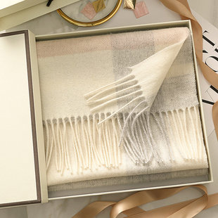 羊毛围巾女生秋冬季白色格子搭配衣服高级感2025新款送女朋友女友