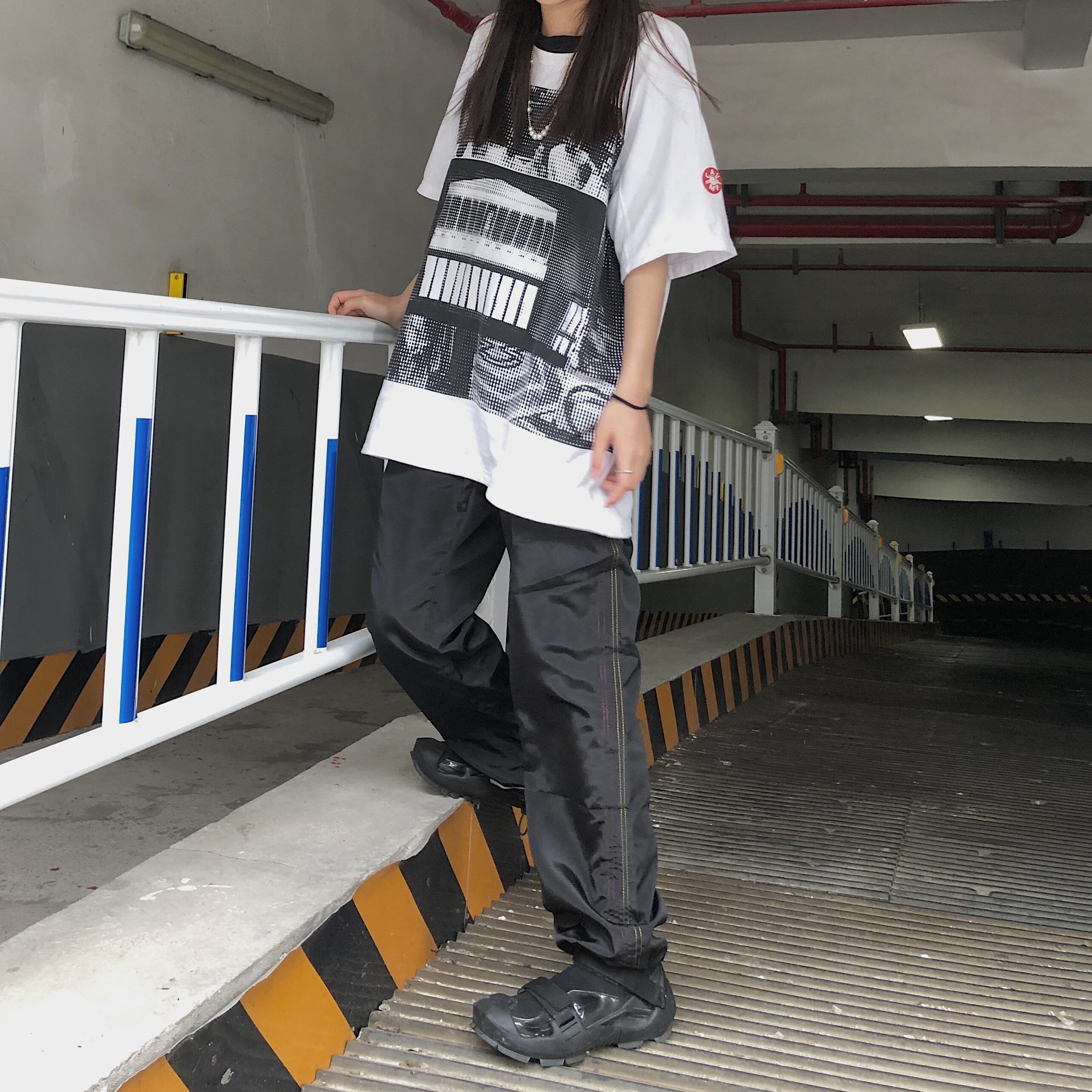 Redeemer track pants金絲紅線側邊線條百搭尼龍運動休閑抽繩褲在類目 男裝, 休閒褲中 - 來自Buy2taobao.com提供專業的淘寶代購服務