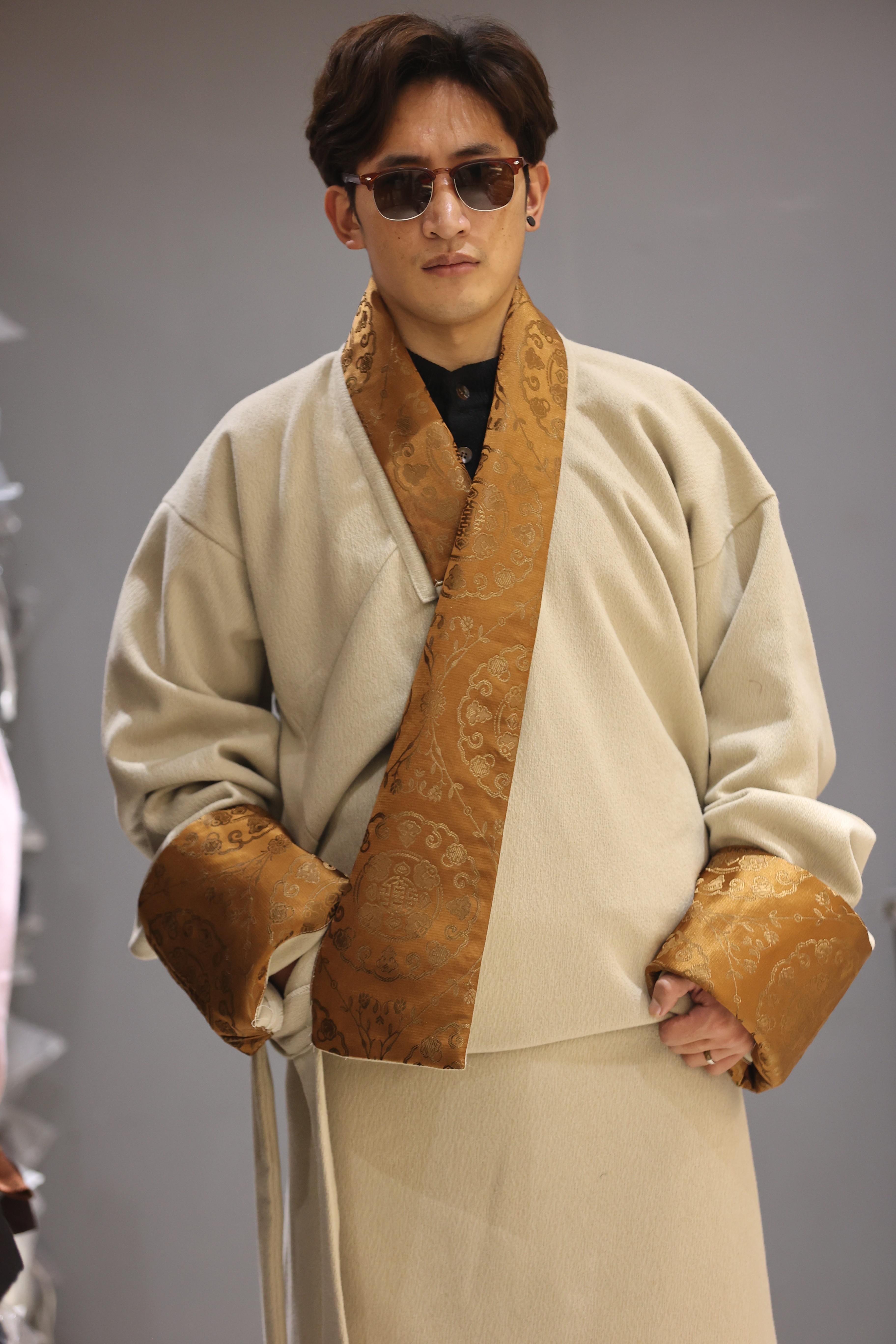 四季款藏袍藏式藏装男款单层面料本身偏厚拉萨服结婚舞台日藏装