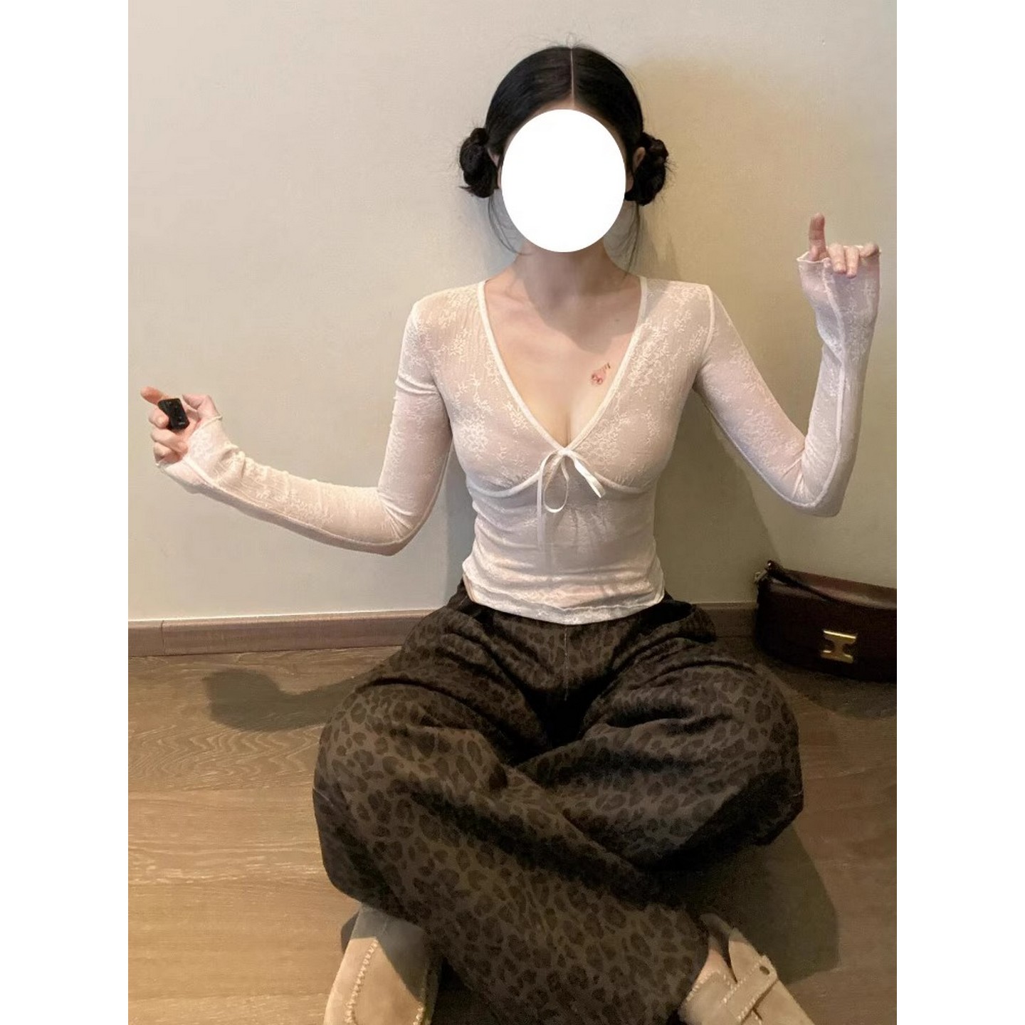 纯欲风v领蝴蝶结打底衫长袖T恤女秋装设计感蕾丝拼接辣妹修身上衣