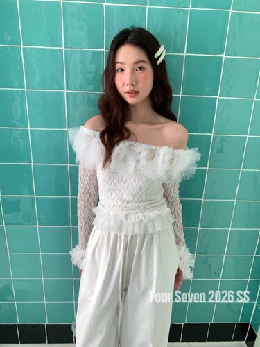 Fourseven十三行2026气质拼接蕾丝设计一字肩上衣女波浪花边打底