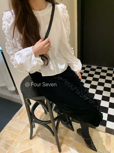 Fourseven2025秋季新款女装松紧高腰拼木耳边纯色显瘦丝绒半身裙