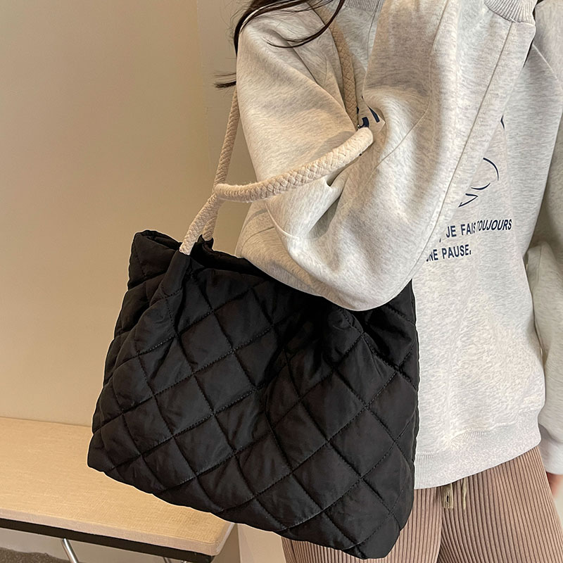 大容量菱格学生帆布包