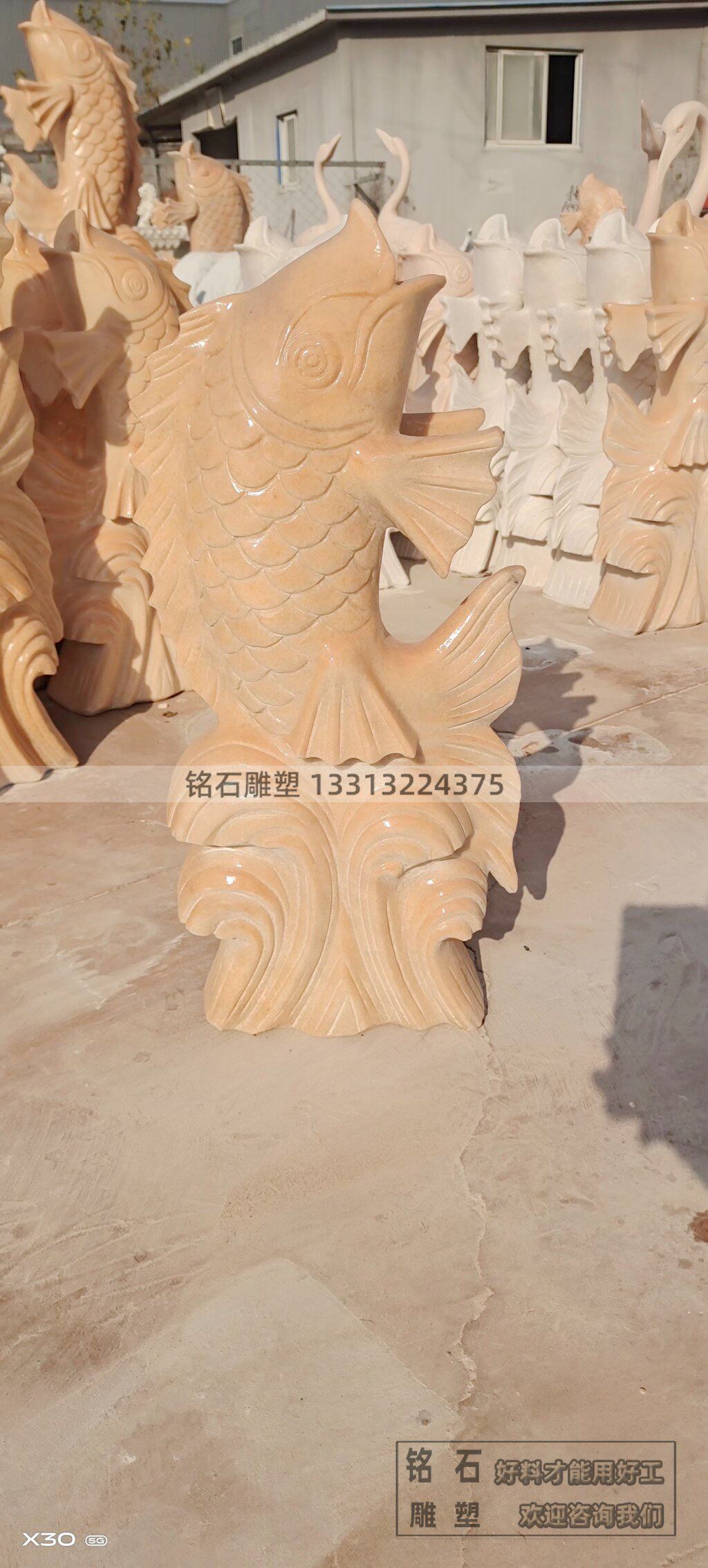 晚霞红雕刻的石材小红鱼 天然石材石雕喷水鱼 可以喷水的小鱼雕塑