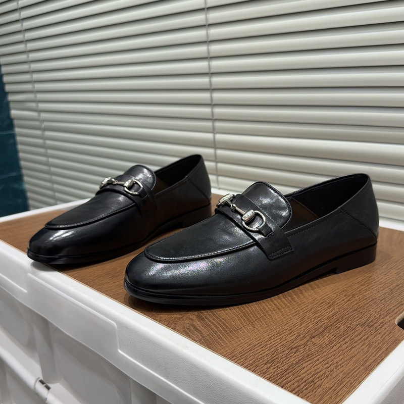 英伦风真皮乐福鞋女2026春季新黑色圆头平底一脚蹬金属扣百搭单鞋