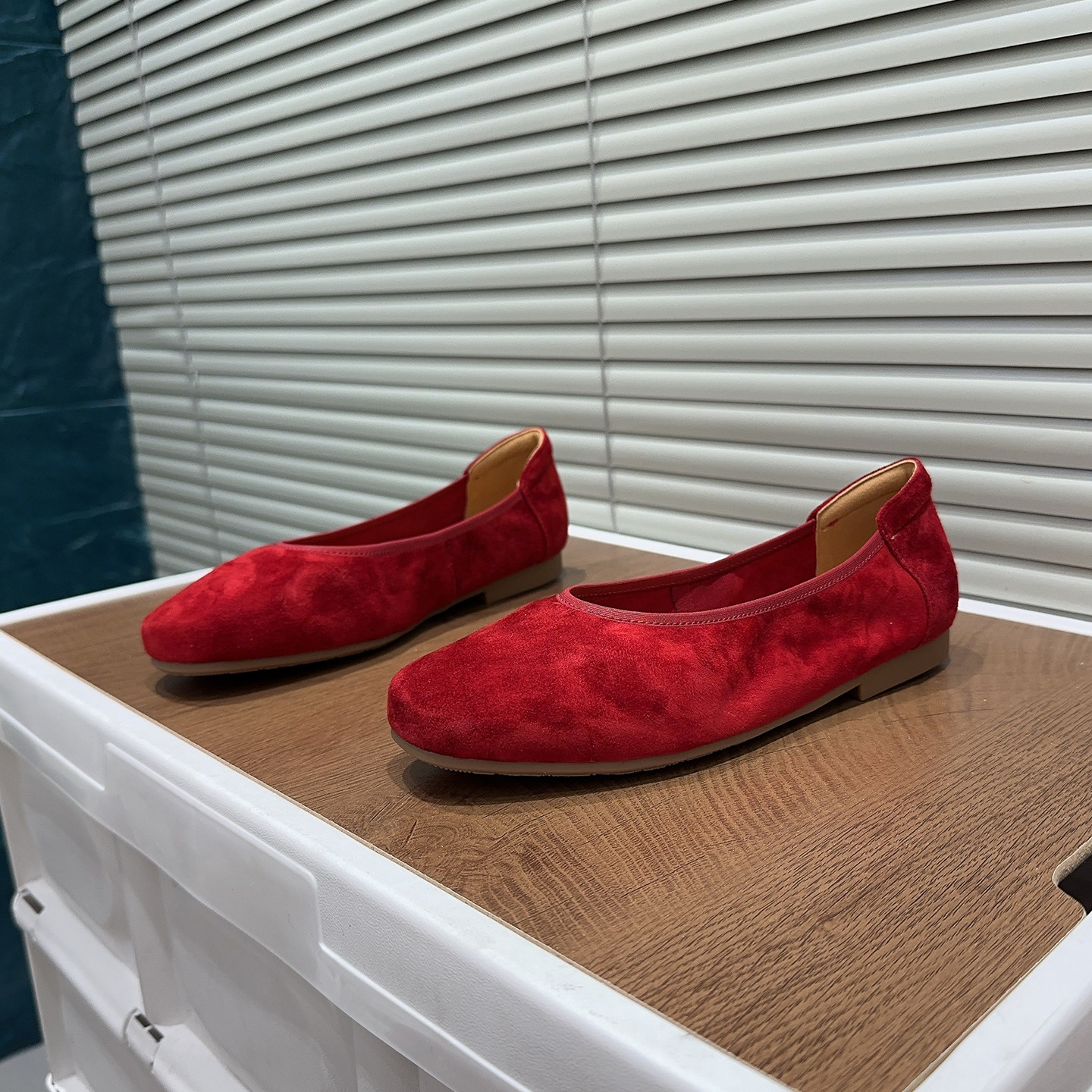 复古风红色反绒皮浅口乐福鞋女2026春夏平底舒适软底百搭豆豆鞋潮