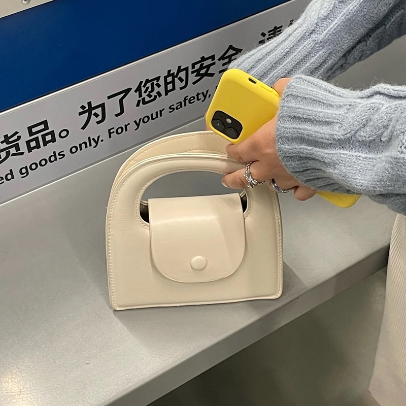 2025春夏新款奶黄色手提小圆包少女可爱纯色链条斜挎包百搭手拎包