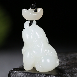 新疆和田玉且末料羊脂白玉小飞象吊坠