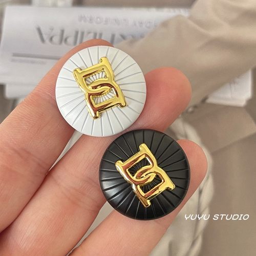 精致小香风字母D金属纽扣