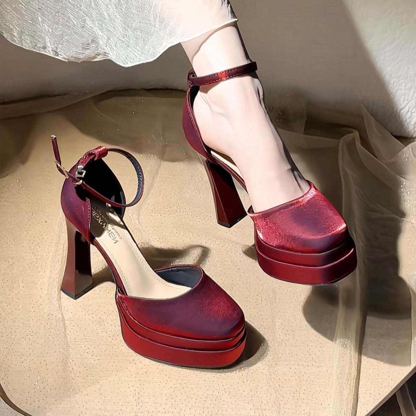 酒红色婚鞋新娘鞋女圆头粗跟一字扣带防水台高跟鞋不累脚结婚单鞋
