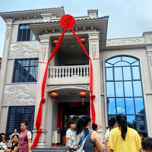 新年乔迁竹子上的大红花农村自建房新房装饰红绸带布条外墙大红布