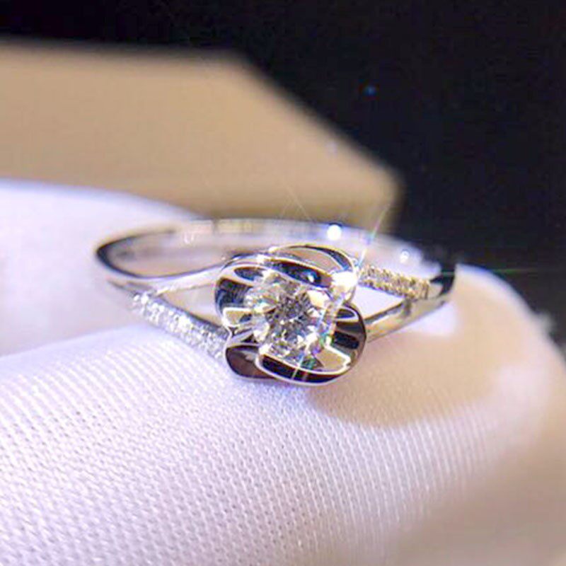 18k金花卉形20分钻石戒指女 浪漫唯美四爪时尚通勤花苞钻戒 求婚