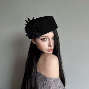 原创小众设计哥特风刺绣翅膀羊毛呢药盒帽子女秋冬暗黑平顶贝雷帽