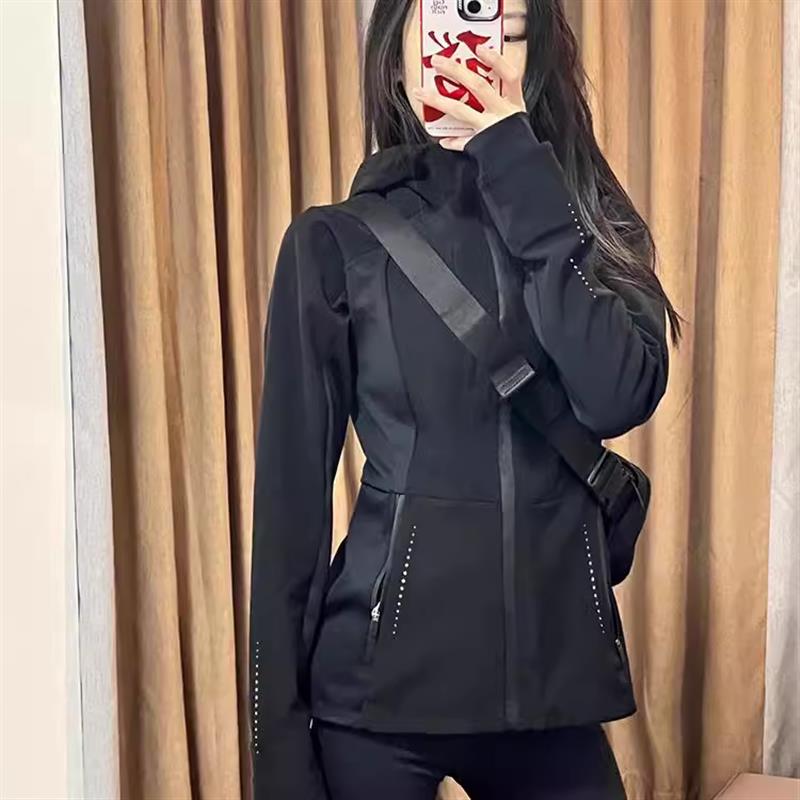 修身冲锋衣春装女款2025年新款防风开春穿搭运动外套收腰显瘦上衣