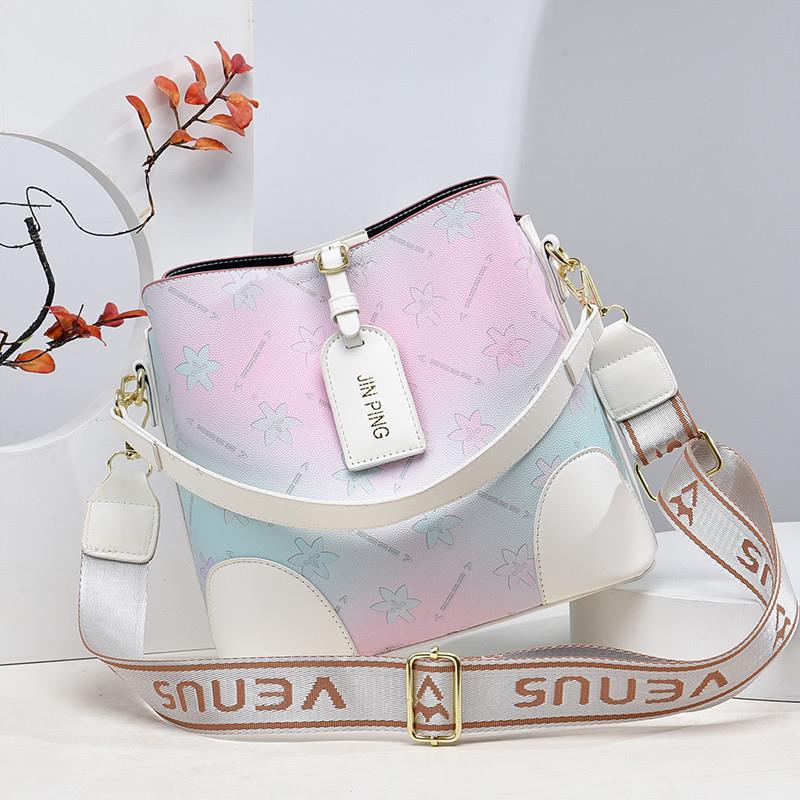 水桶包包女2025新款大容量通勤斜挎包时尚轻便高级感手提单肩女包