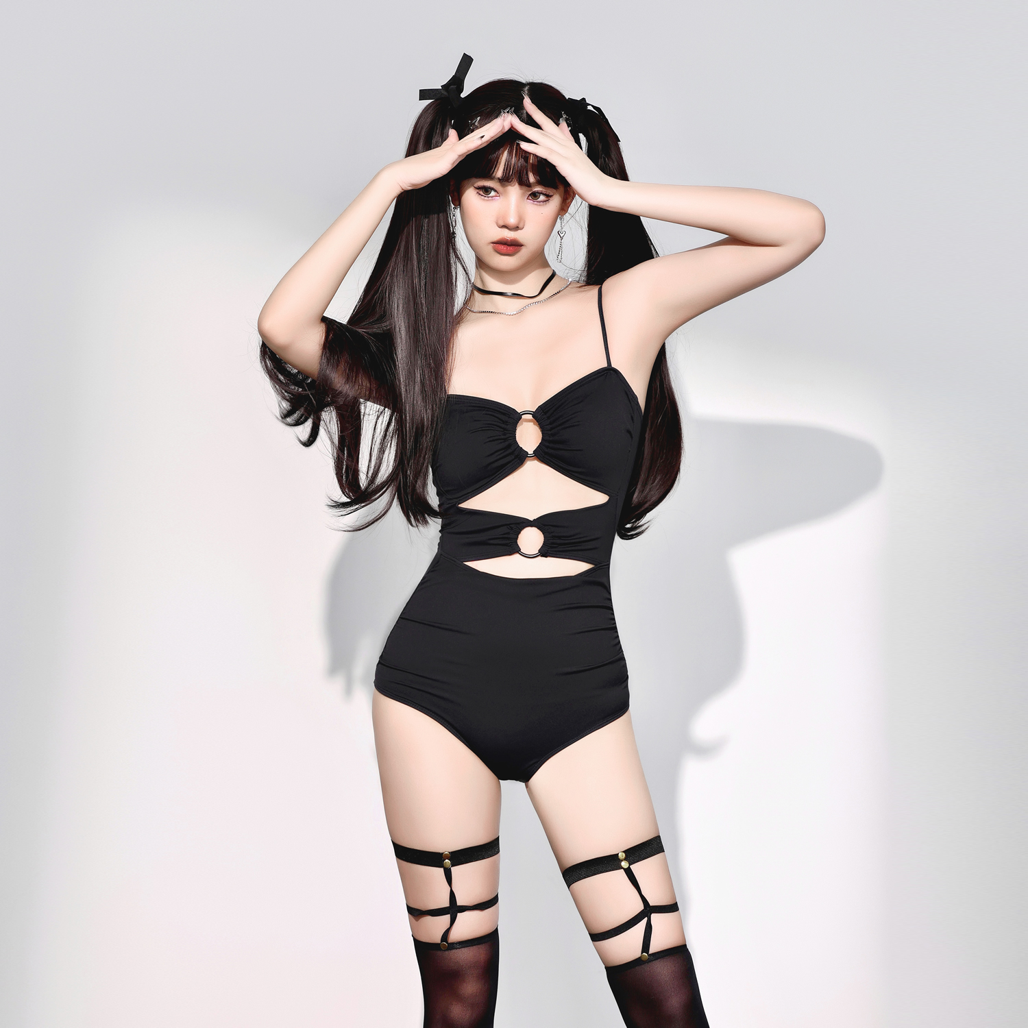 少年齐原创 新款温泉高级感欧美ins风性感镂空黑色小众女游泳衣