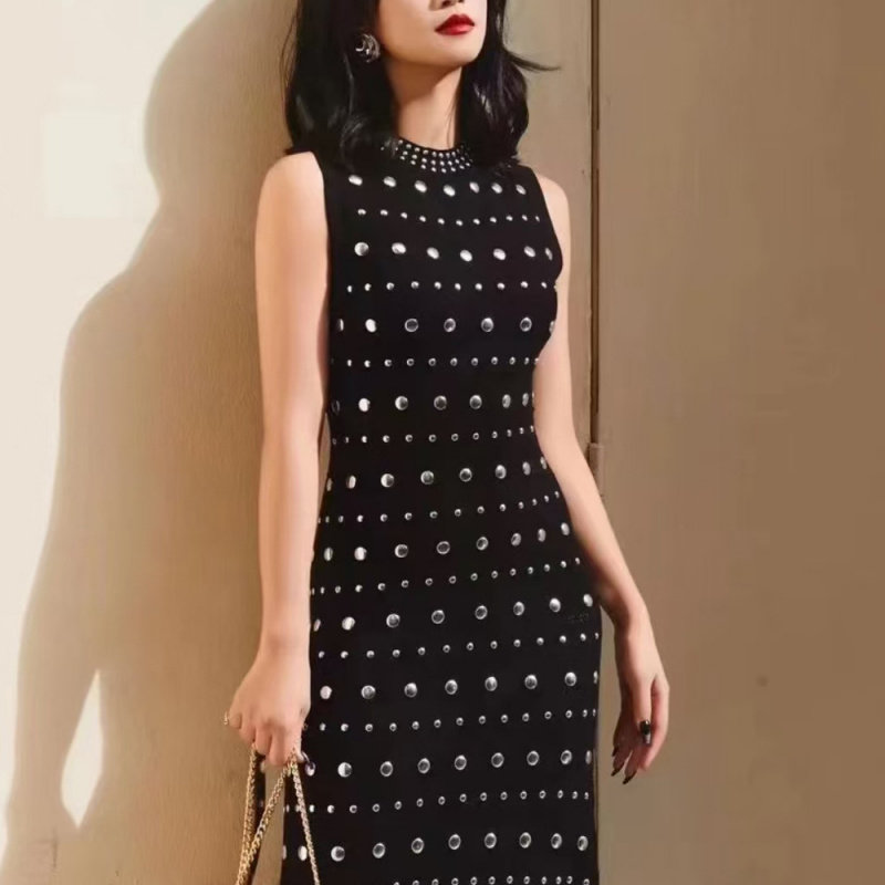 法式小众2025秋冬新款中长连衣裙女圆点铆钉荷叶边黑色无袖背心裙