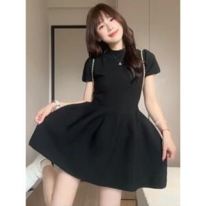 法式黑色针织连衣裙女夏季2026新款设计感绝美收腰显瘦蓬蓬短裙