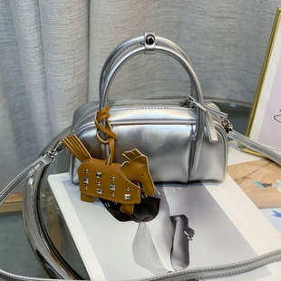 2026春夏新款银色牛皮洋气手提包女小众设计感铆钉小马挂件斜挎包