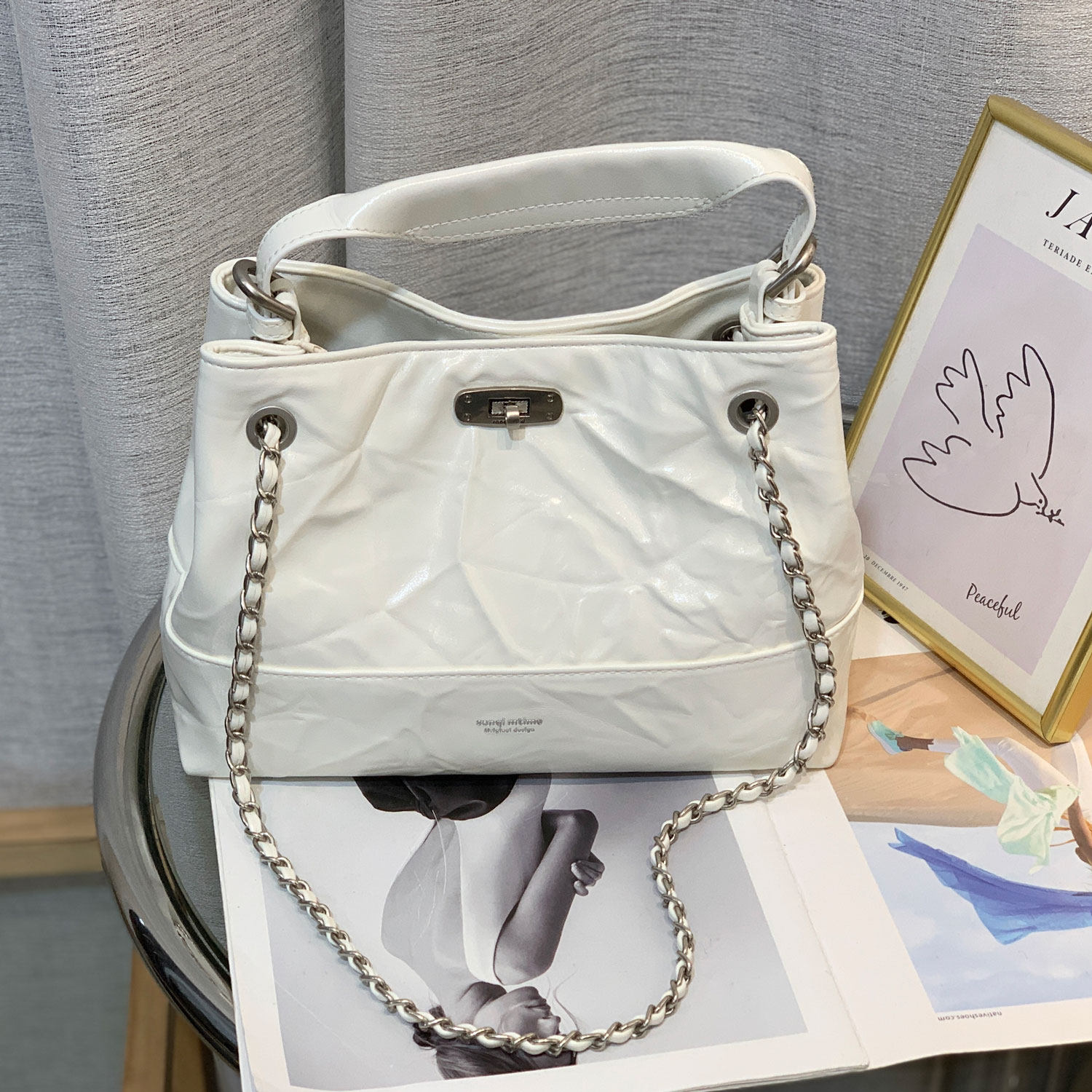 2026早春新款锁扣水桶包油蜡皮质感链条单肩斜挎女包手提百搭潮流