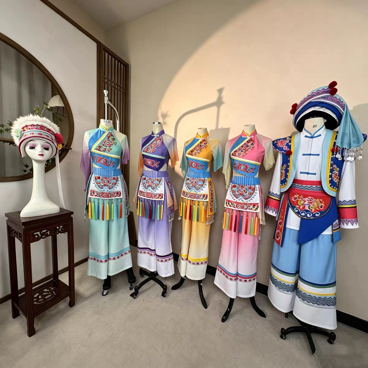 租白族盛装租赁风花雪月56个少数民族服装节日舞台演出服高定款