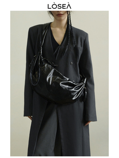 休闲女包 时尚 黑色质感单肩斜挎包大容量牛角包包2024新款 LOSEA
