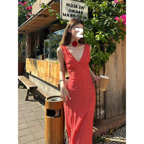 度假风红色波点v领吊带连衣裙女