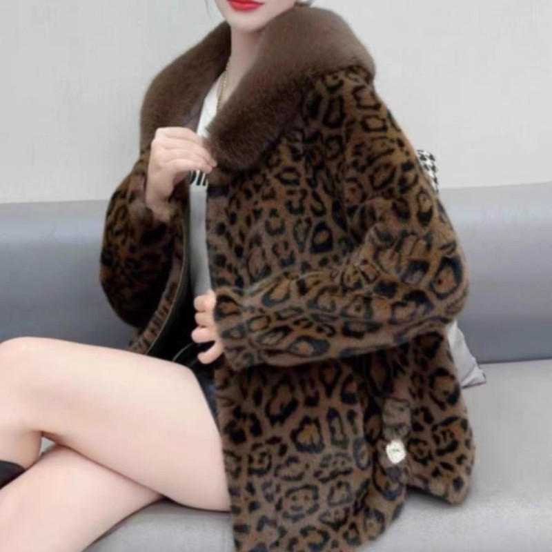 欧貂绒皮毛一体外套女短款仿真水皮草
