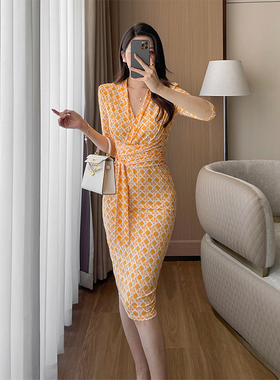 黄色几何印花连衣裙夏季新款高级感经典V领绑带收腰修身包臀裙女