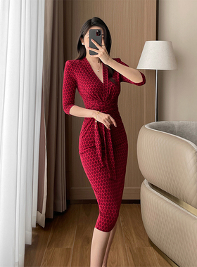 风情万种红色修身连衣裙秋季新款轻奢气质小众印花V领绑带裹身裙