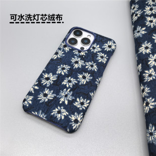 15pro硬壳14plus男女款 小猴子原创复古蓝底小白花灯芯绒适用于苹果17promax手机壳半包创意iPhone16