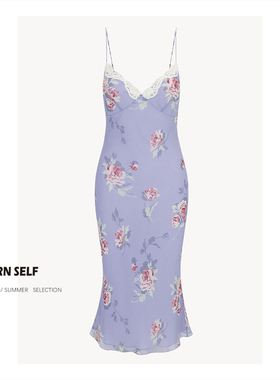 归己法式优雅桔梗连衣裙2025春季新款收腰紫色印花蕾丝吊带裙女