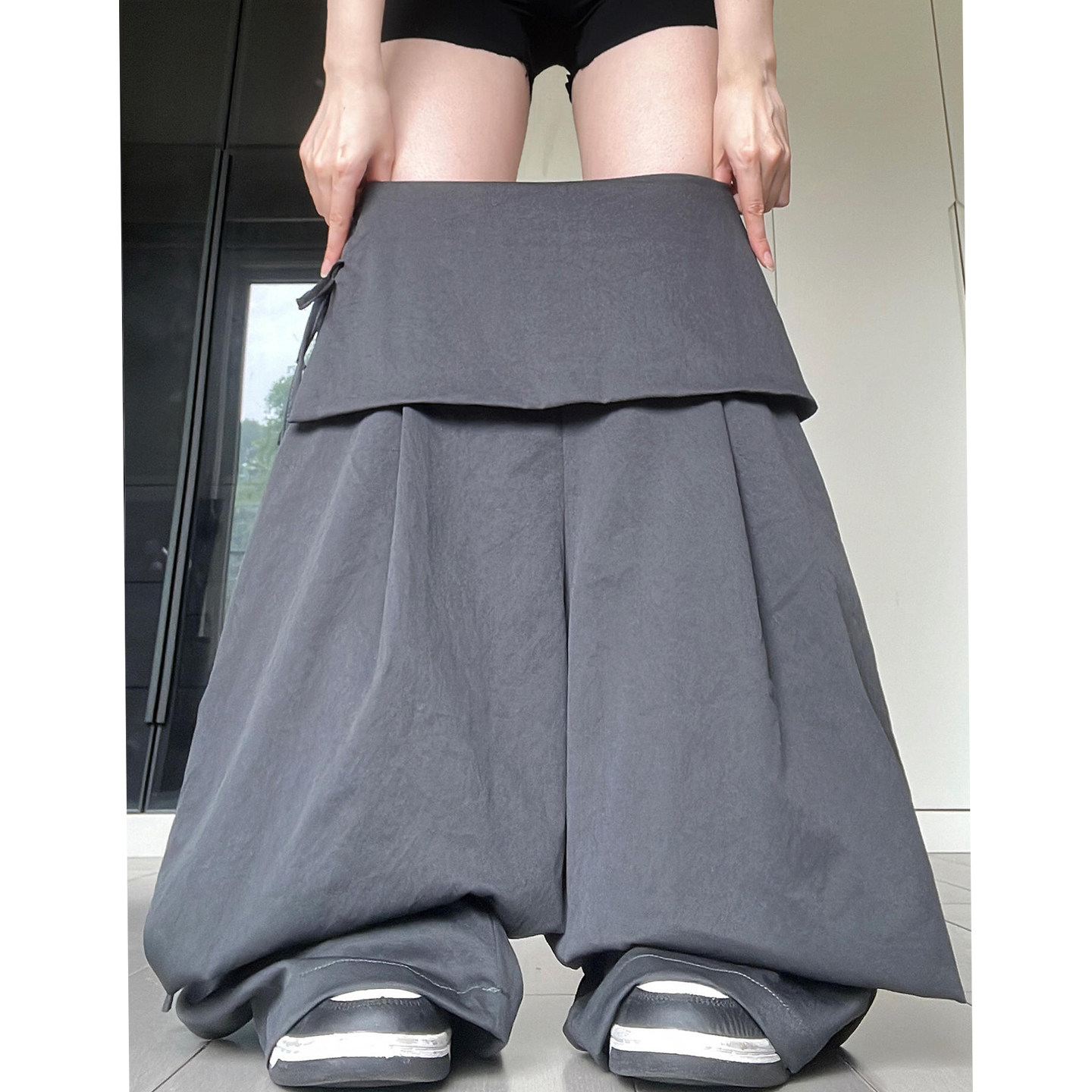 灰色系带屁帘阔腿裤女