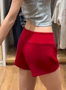 红色运动风低腰短裤女夏季2026新款简约休闲裤辣妹系绳显瘦包臀裤