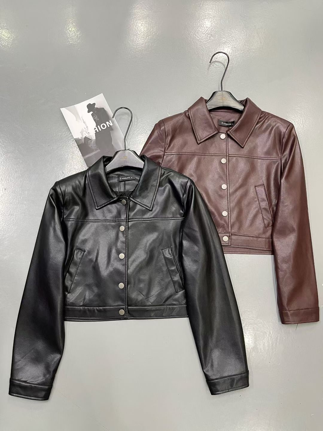 X空间2025年秋季新款美式休闲时尚潮流显瘦蛋白皮衬领外套女